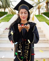 تصميم عبايات تخرج وتتطريز وتفصيل باالاسم والعام حس...