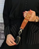 تعليقة مفاتيح جلد بالاسم بالوان جذابة