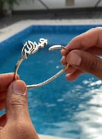 سواره انيق بالاسم والعبارة من جوا