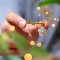 بروش ورد بالاسم تصميم جذاب