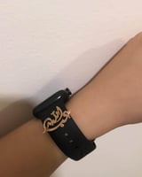 اكسسوار ساعه رجالي مصمم بإتقان .باسمك او عبارة قري...