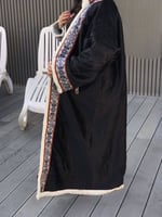 فروه نسائي اسود مع نقش تراثي فخم