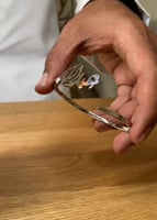 سواره انيق بالاسم والعبارة من جوا