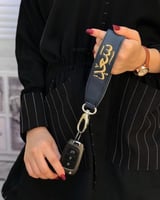 تعليقة مفاتيح جلد بالاسم بالوان جذابة