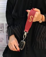 تعليقة مفاتيح جلد بالاسم بالوان جذابة