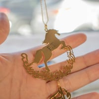 تعليقة سيارة بالاسم شكل خيل تصميم انيق ومميز