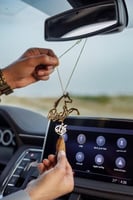 تعليقات سيارة بالاسم مع كسرة العود شكل حصان