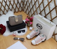 طقم نسائي ماركة مايكل كورس شنطه مع الملحقات