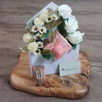 بوكس هدية نسائي راقي تغليف مع ورد