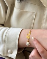 اسواره بالاسم مع ورده بتصميم فريد