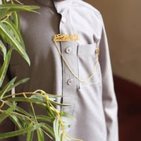 بروش بالاسم اطفال مع شكل خيل