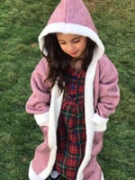 فروة بنات بالاسم لون وردي