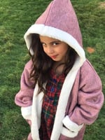 فروة بنات بالاسم لون وردي