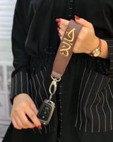 تعليقة مفاتيح جلد بالاسم بالوان جذابة