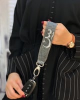 تعليقة مفاتيح جلد بالاسم بالوان جذابة