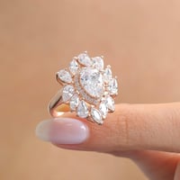 خاتم فخم من الفضة الخالصة المطلية ذهب ومرصعة بأحجا...