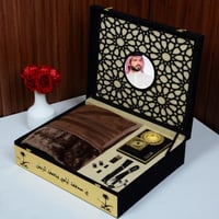 بوكس إهداء شتوي فاخر يتميز بخلفية خشبية راقية و وا...