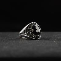 خاتم فضة راقي بتفاصيل محفورة وبتصميم هندسي مُحكم ي...