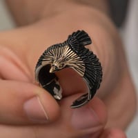 خاتم راقي بصياغة مميزة شكل النسر من الفضة الخالصة...