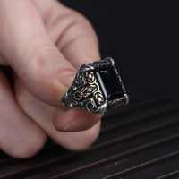 خاتم فاخر بحجر عقيق أسود مميز - مصاغ بنحت يدوي راق...