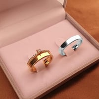 طقم فضة راقي بدبلتين رجالية ونسائية مع خاتم مميز ب...