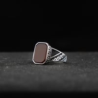 خاتم من الفضة الخالصة مصاغة بنقش يدوي مميز ومرصعة...