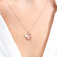 سلسال فضة راقي مطلي بالذهب، يحمل حرف (G) مرصّع بفص...