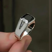 خاتم فضة أنيق بصياغة ناعمة و مرصع بحجر زركون أسود...