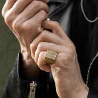 خاتم راقي بصياغة مميزة من الفضة الإسترلينية الخالص...