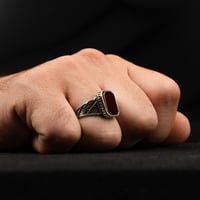 خاتم من الفضة الخالصة مصاغة بنقش يدوي مميز ومرصعة...