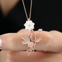 قلادة ملاك الحظ فضة بصياغة أنيقة مزينة بزهرة بيضاء...