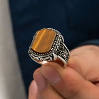 خاتم راقي بصياغة مميزة من الفضة الخالصة بحجر عقيق...