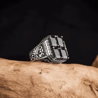 خاتم فضة فخم بصياغة مُزخرفة بارزة يتوسطها أربع قطع...