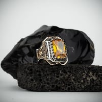 خاتم فخم بحجر سترين مميز وبصياغة يدوية فائقة وتفاص...