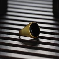 خاتم أنيق مرصع بحجر أونكس بيضاوي مميز ومصاغ من الف...