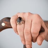 خاتم فخم مرصع بحجر عقيق مميز ومصاغ بنقش هندسي مميز...