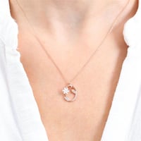 سلسال فضة راقي مطلي بالذهب، يحمل حرف (O) مرصّع بفص...