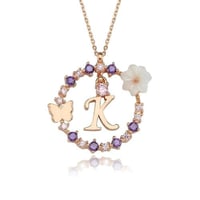 سلسال فضة فريد مطلي بالذهب بحرف (K)، يزدان بفراشة...