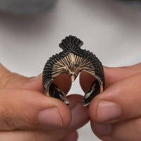 خاتم راقي بصياغة مميزة شكل النسر من الفضة الخالصة...