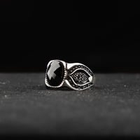 خاتم بصياغة جانبية راقية مُنحوتة بدقة متناهية - فض...