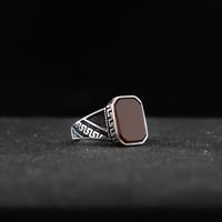 خاتم من الفضة الخالصة مصاغة بنقش يدوي مميز ومرصعة...