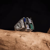 خاتم فضة فخم بصياغة مُزخرفة بارزة يتوسطها أربع قطع...