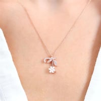 سلسال فضة راقي مطلي بالذهب، يحمل حرف (T) مرصّع بفص...