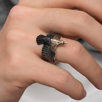 خاتم راقي بصياغة مميزة شكل النسر من الفضة الخالصة...