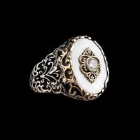 خاتم راقي مرصع بحجر صدف طبيعي ومصاغ بنقش أنيق من ا...