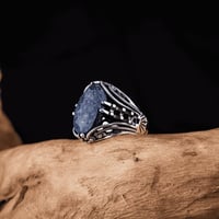 خاتم عصري مصاغ بتفاصيل هندسية راقية ومرصع بحجر لاز...