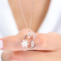 سلسال فضة راقي مطلي بالذهب، يحمل حرف (C) مرصّع بفص...