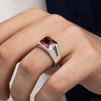 خاتم فضة أنيق بصياغة ناعمة و مرصع بحجر زركون أحمر...