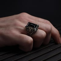 خاتم فاخر بحجر عقيق أسود مميز - مصاغ بنحت يدوي راق...
