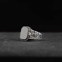 خاتم بصياغة أنيقة من الفضة الخالصة ومرصع بحجر أونك...